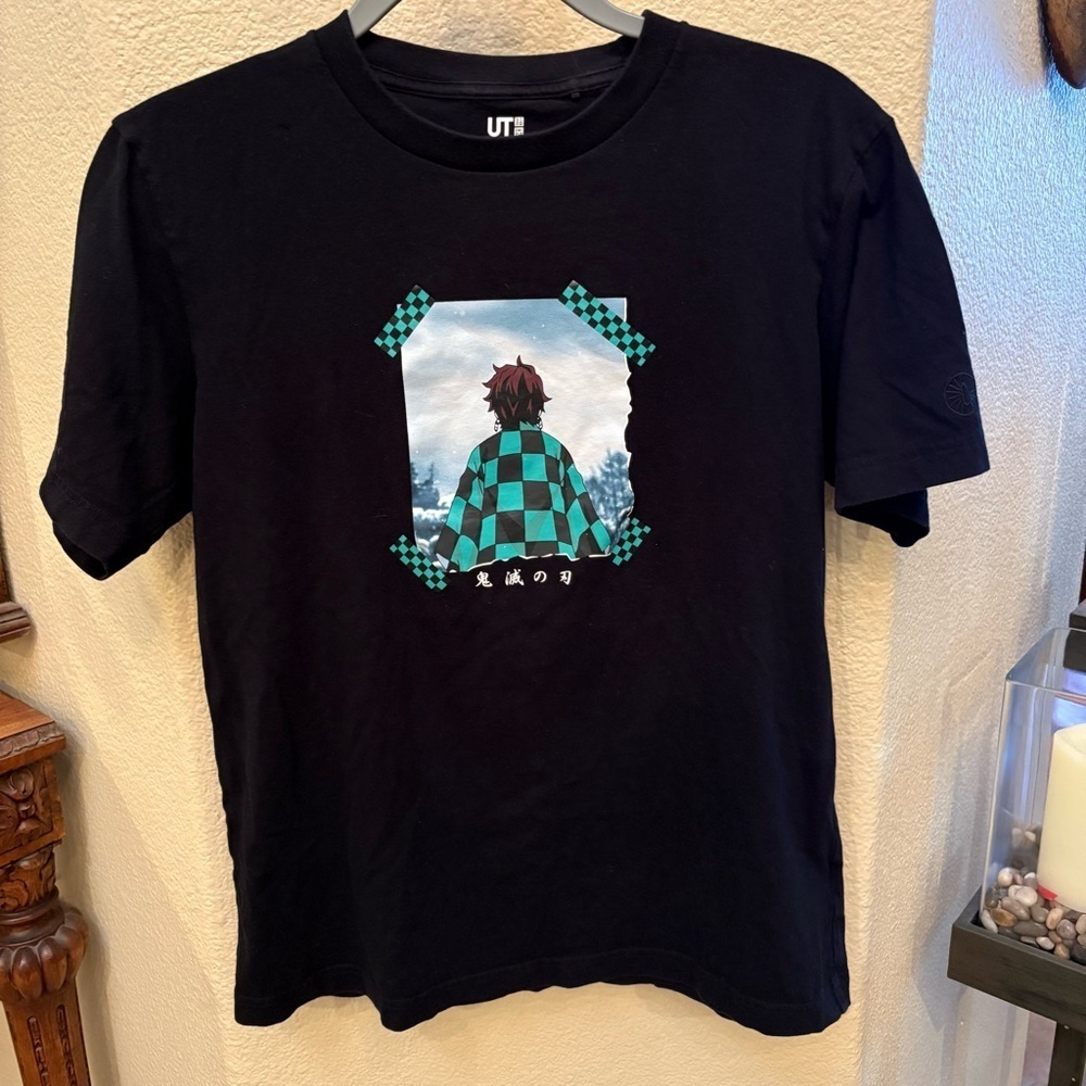 UNIQLO Demon Slayer Tanjiro Kamado Kimetsu  Graphic T-Shirt Size Small-Unisex